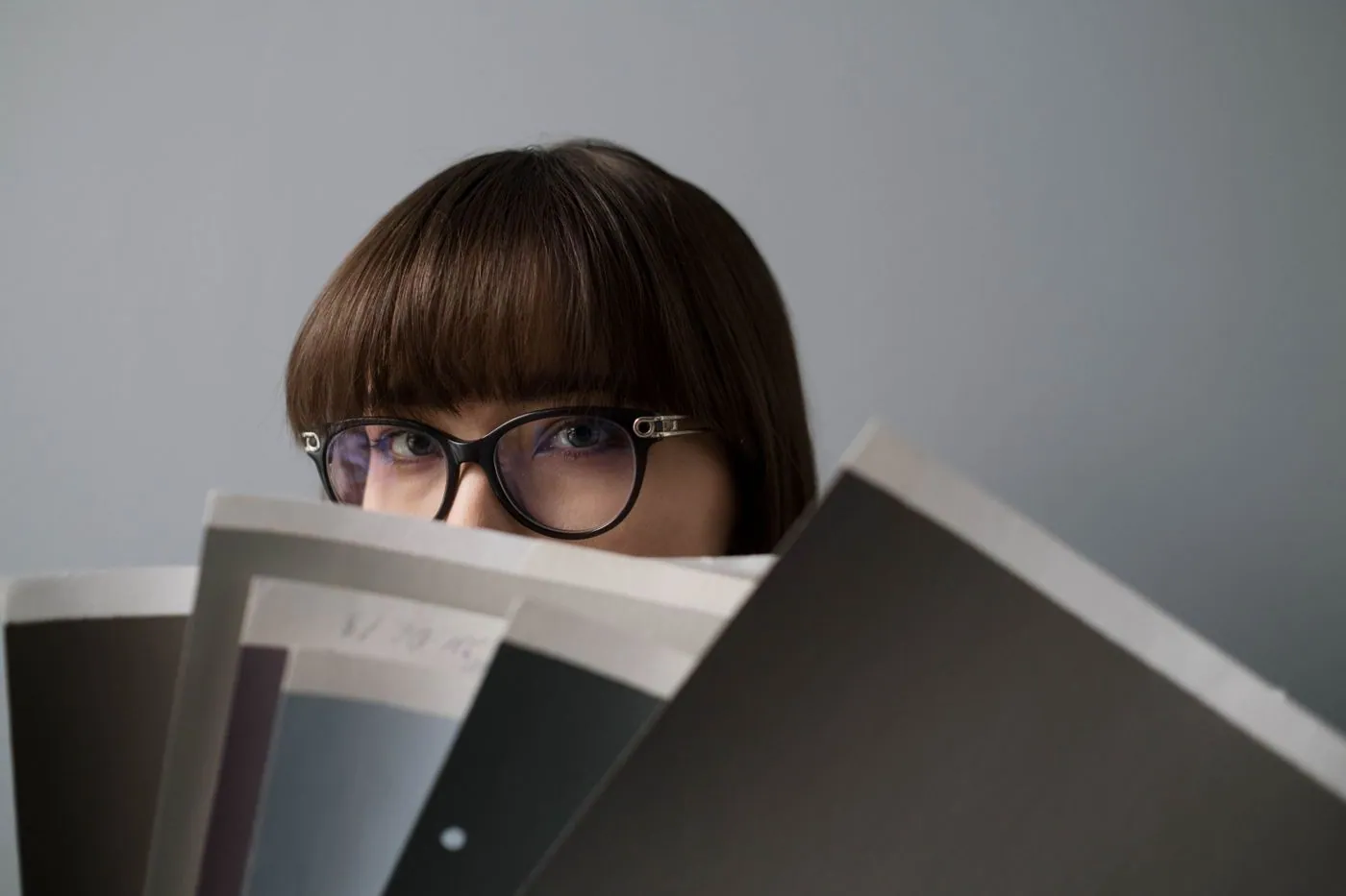 Leitura com óculos, imagem ilustrativa